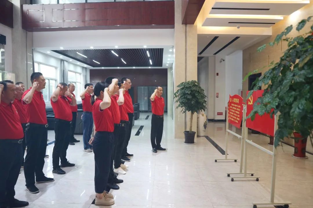 永遠(yuǎn)跟黨走，奮進(jìn)新征程