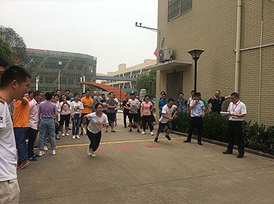 夏意漸濃迎賽事，接力短跑逞英豪