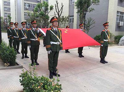 國(guó)歌嘹亮，紅旗招展--熱烈祝賀天虹公司圓滿舉行了新工業(yè)園揭牌儀式和升旗儀式